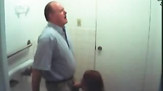 Vecchio rimorchia studentessa e se lo fa succhiare