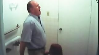 Vecchio rimorchia studentessa e se lo fa succhiare