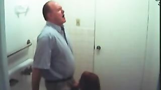 Vecchio rimorchia studentessa e se lo fa succhiare