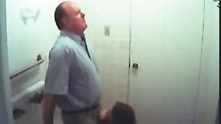 Vecchio rimorchia studentessa e se lo fa succhiare