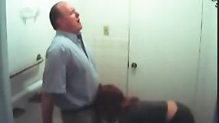 Anteprima del video: Vecchio rimorchia studentessa e se lo fa succhiare