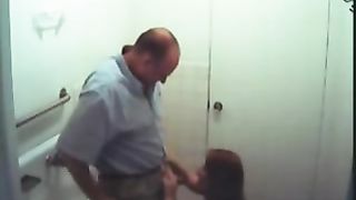 Vecchio rimorchia studentessa e se lo fa succhiare