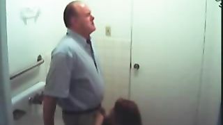 Vecchio rimorchia studentessa e se lo fa succhiare