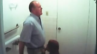 Vecchio rimorchia studentessa e se lo fa succhiare