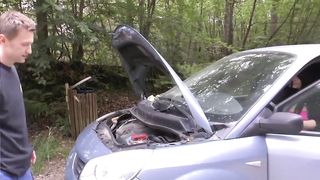 Bruna troia francese scopata all'aperto