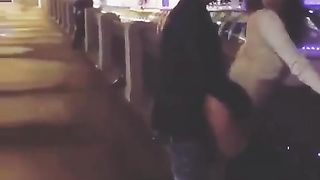 Sbattuta da uno sconosciuto fuori da un locale