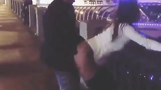 Sbattuta da uno sconosciuto fuori da un locale