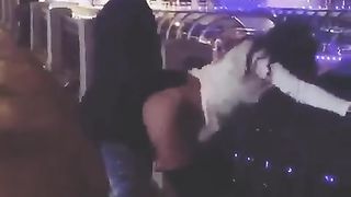 Sbattuta da uno sconosciuto fuori da un locale