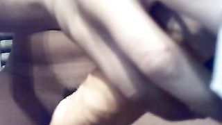 Gode la troia a penetrarsi la figa slabbrata