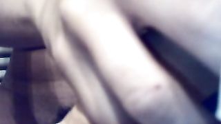 Gode la troia a penetrarsi la figa slabbrata