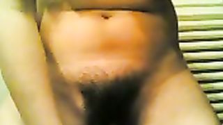 Anteprima del video: Le piace riempirsi la fica cespugliosa