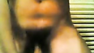 Le piace riempirsi la fica cespugliosa