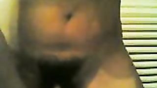 Le piace riempirsi la fica cespugliosa