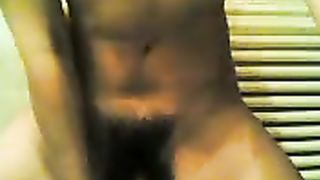 Le piace riempirsi la fica cespugliosa