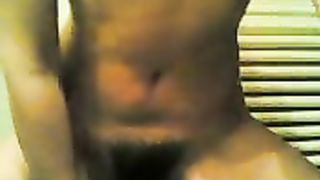 Le piace riempirsi la fica cespugliosa