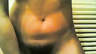 Le piace riempirsi la fica cespugliosa