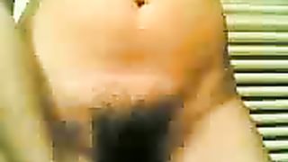 Le piace riempirsi la fica cespugliosa