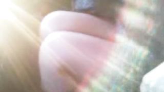 Gambe scoperte in auto