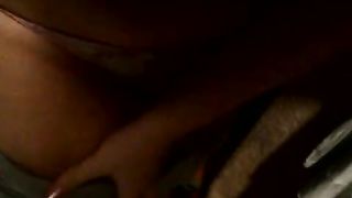 La mia fidanzata si spoglia e si tocca le tette