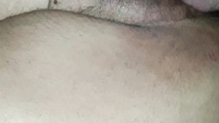 La mia troia beve la sborra dal preservativo