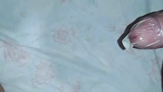 La mia troia beve la sborra dal preservativo