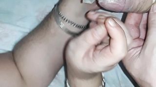 La mia troia beve la sborra dal preservativo