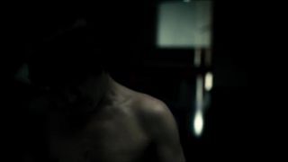 Laetitia Casta piscia in Do not disturb Parte 2