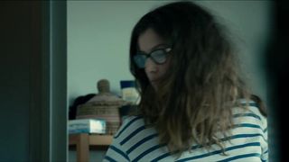 Laetitia Casta piscia in Do not disturb Parte 2