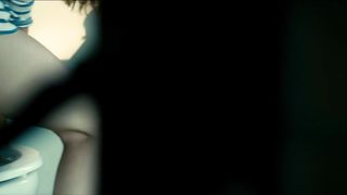 Laetitia Casta piscia in Do not disturb Parte 2