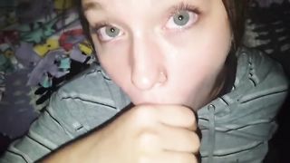 Erika si infila tutto il cazzo in gola