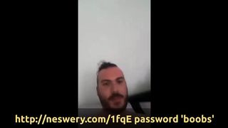 Quanto è bello avere la fidanzata troia per far vedere a tutti le sue tettone e i suoi bocchini