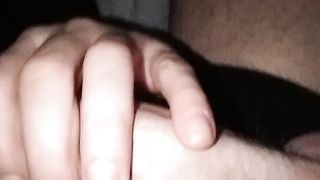 Mi sego il cazzo mentre mia moglie dorme