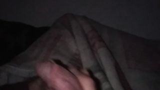 Mi sego il cazzo mentre mia moglie dorme