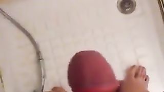 Mi sego sotto la doccia e penso a una mia amica figa