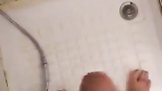 Mi sego sotto la doccia e penso a una mia amica figa