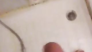 Mi sego sotto la doccia e penso a una mia amica figa