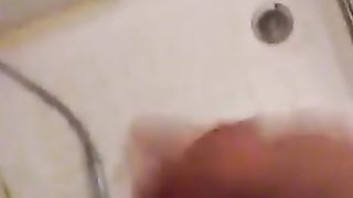 Mi sego sotto la doccia e penso a una mia amica figa