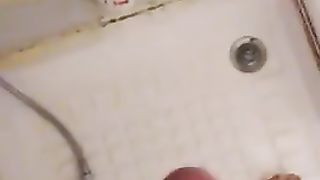 Mi sego sotto la doccia e penso a una mia amica figa