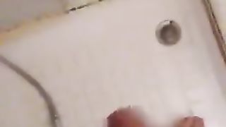 Mi sego sotto la doccia e penso a una mia amica figa