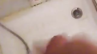 Mi sego sotto la doccia e penso a una mia amica figa