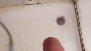 Mi sego sotto la doccia e penso a una mia amica figa