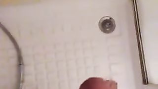 Mi sego sotto la doccia e penso a una mia amica figa