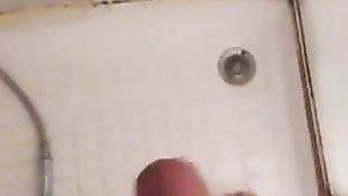 Mi sego sotto la doccia e penso a una mia amica figa