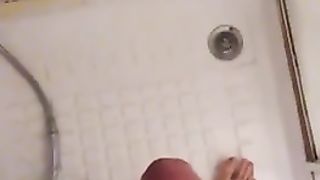 Mi sego sotto la doccia e penso a una mia amica figa