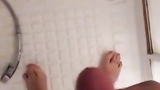 Mi sego sotto la doccia e penso a una mia amica figa