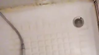 Mi sego sotto la doccia e penso a una mia amica figa