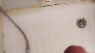 Mi sego sotto la doccia e penso a una mia amica figa