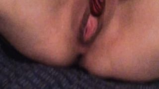 Si masturba in guanti neri