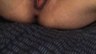 Si masturba in guanti neri