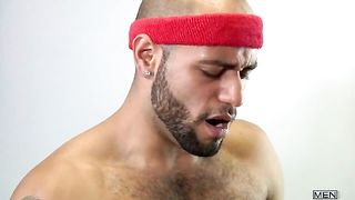 Squadra di calcio scopa il portiere